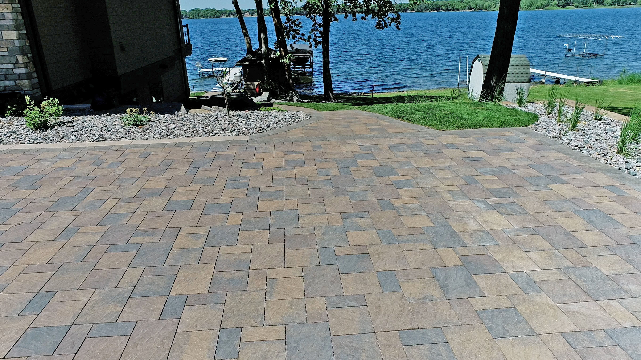 Permeable installation of driveway and patioPermeable installation of Willow Creek Select Series at Pulaski Lake